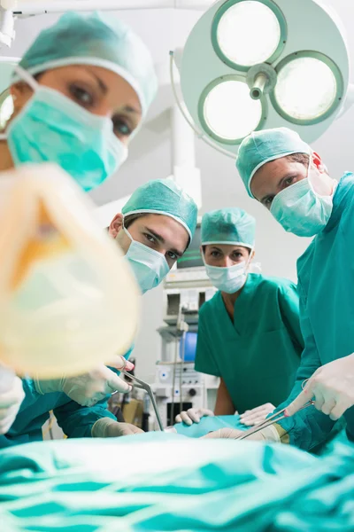 Chirurgen und Krankenschwestern blicken in die Kamera — Stockfoto