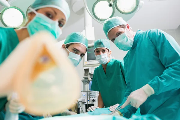 Foco em uma equipe cirúrgica segurando uma máscara de anestesia — Fotografia de Stock