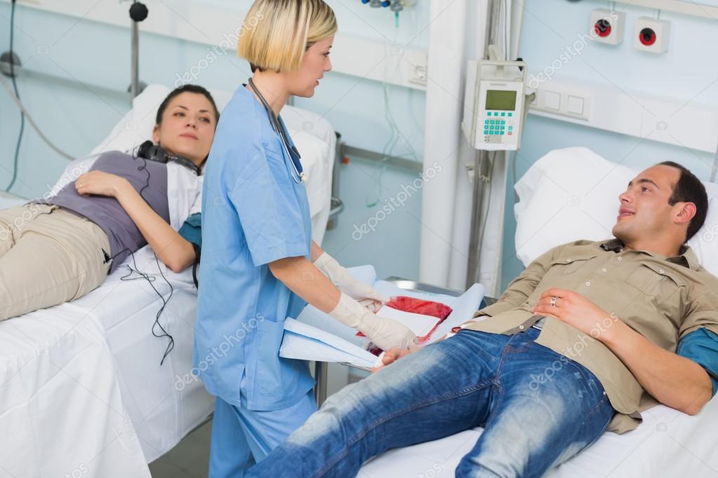 Пациент влюбился в медсестру и трахает ее в палате