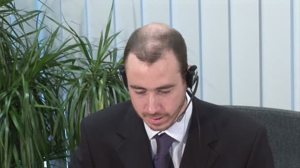 Homme d'affaires parlant sur un casque — Video