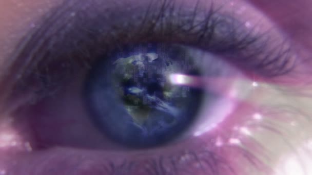 Запись человеческого глаза с вращающимся глобусом — стоковое видео