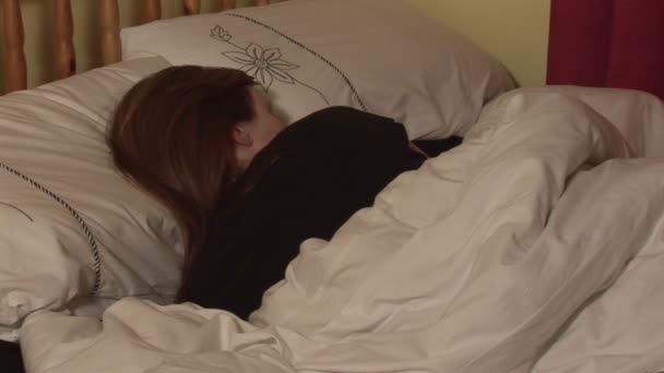 След женщины в кровати — стоковое видео