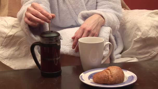Arkivfilmer av en kvinna som äter frukost — Stockvideo