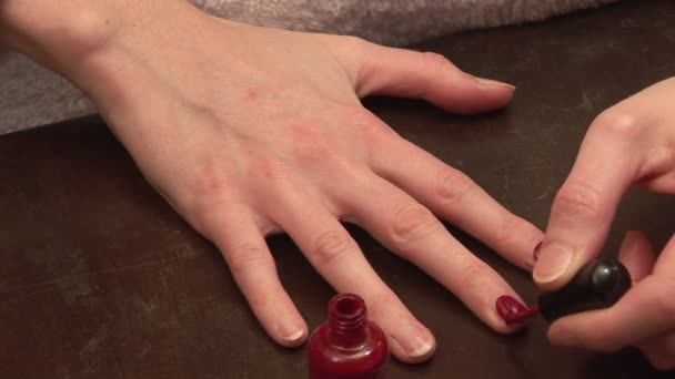 Filmagem de uma mulher pintando suas unhas — Vídeo de Stock