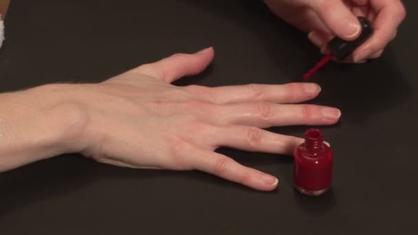 Imágenes de una mujer pintándose las uñas — Vídeo de stock