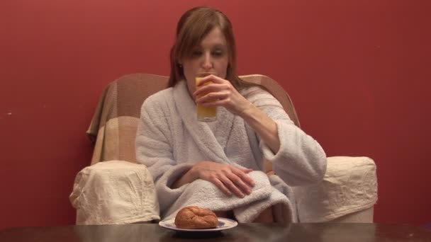 Stock Footage d'une femme mangeant le petit déjeuner — Video