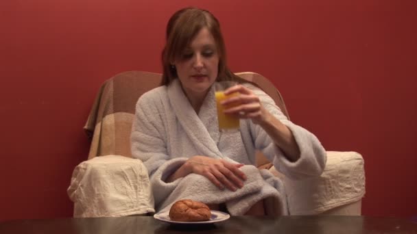 Egy nő reggelizés Stock Footage — Stock videók