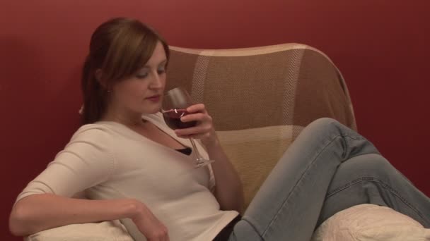 Mulher Relaxante com um copo de vinho — Vídeo de Stock