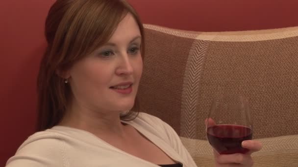 Kadın bir kadeh şarap ile rahatlatıcı — Stok video