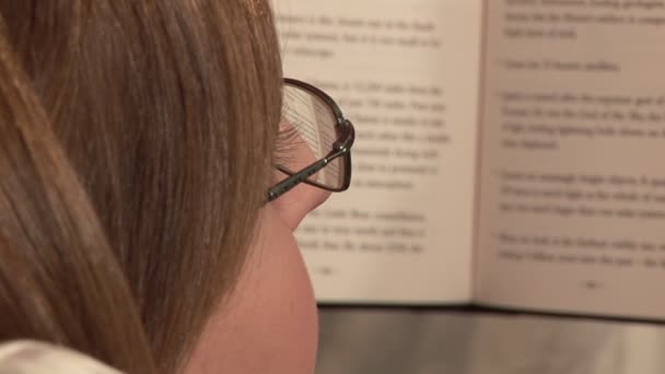Γυναίκα διαβάζει ένα βιβλίο — Αρχείο Βίντεο