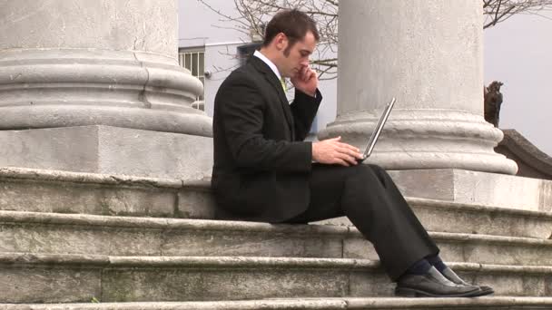 Imágenes de un hombre de negocios trabajando al aire libre — Vídeo de stock