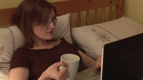 Видеоматериалы о том, как женщина отдыхает дома — стоковое видео