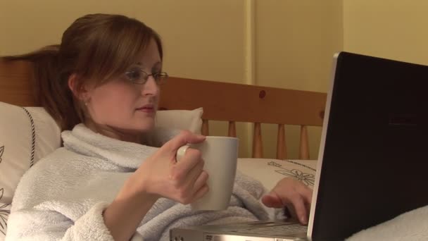 Filmagem de stock de mulher relaxante em casa — Vídeo de Stock