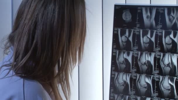 Запись медсестры с помощью рентгеновского сканирования — стоковое видео