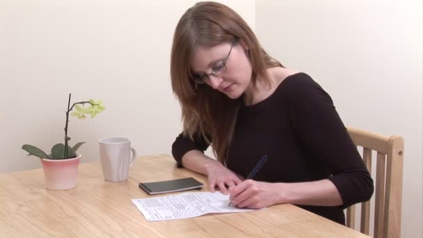 Stock Footage of Femme travaillant à la maison — Video