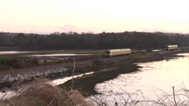 Filmagem de estoque de uma aproximação de trem — Vídeo de Stock