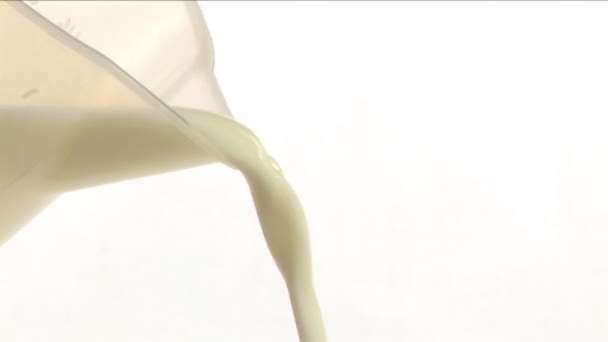 Vidéo de stock de Verser du lait — Video