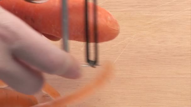 Filmagem de uma cenoura sendo descascada — Vídeo de Stock