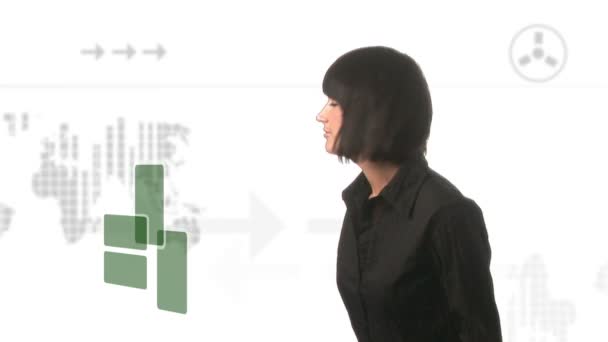 Donna d'affari Guardando uno schermo futuristico — Video Stock