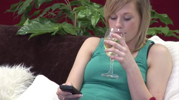 Mujer Relajándose con una copa de vino — Vídeo de stock