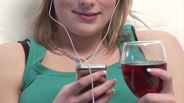 Vrouw luisteren naar een ipod — Stockvideo