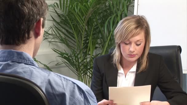 Jovem mulher dando uma entrevista de emprego — Vídeo de Stock
