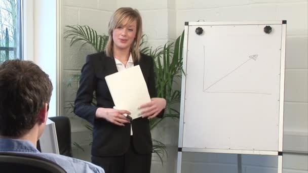 Mujer de negocios dando una presentación — Vídeos de Stock