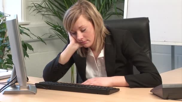 Μια γυναίκα που είναι απογοητευμένοι στο γραφείο — Αρχείο Βίντεο