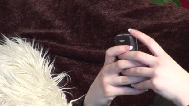 Розумно одягнена жінка використовуючи телефон — стокове відео