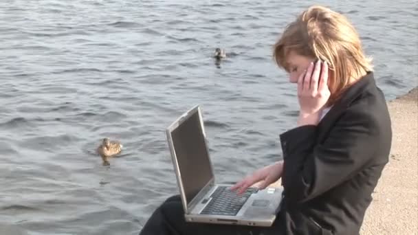 Obchodní žena na laptop — Stock video