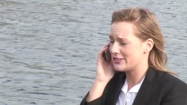 携帯電話で話すビジネスマンの女性 — ストック動画