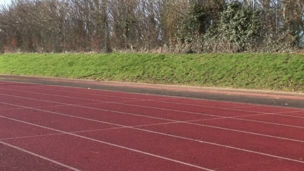 Frau läuft bei Leichtathletik-Wettkampf — Stockvideo