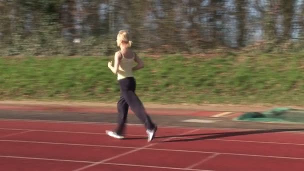 Mujer corriendo en competición de atletismo — Vídeos de Stock