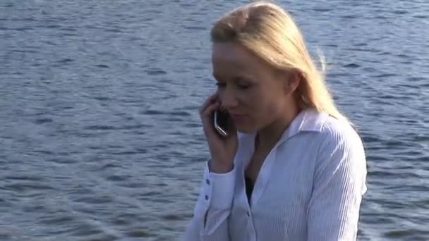 Jeune femme parlant sur téléphone portable — Video