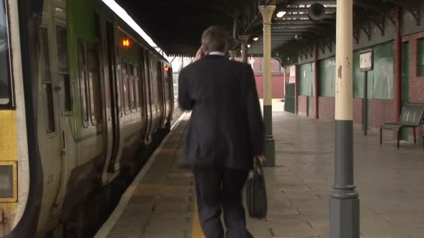 Homem de negócios na estação de trem — Vídeo de Stock
