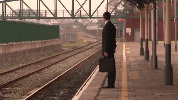 Ember vár egy vonat állomás — Stock videók