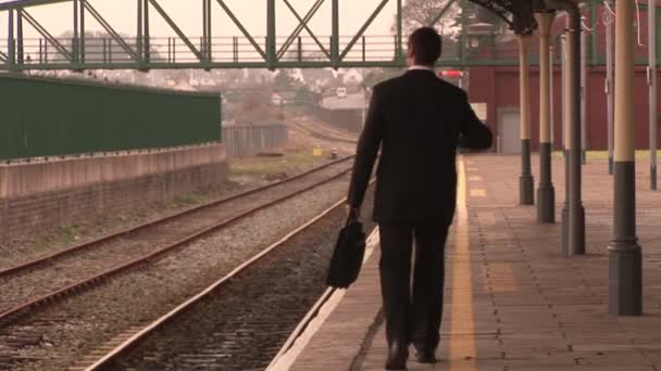 Człowiek czeka na pociąg — Wideo stockowe