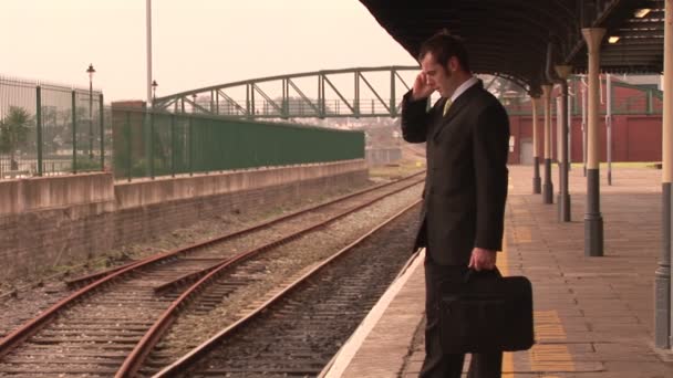 Uomo in attesa di treno — Video Stock