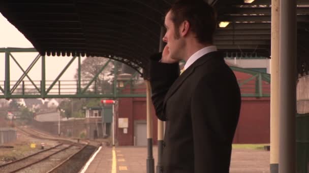 Man väntar på tåget — Stockvideo