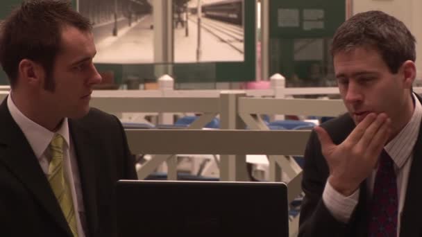 Két üzletember, miután egy találkozó — Stock videók
