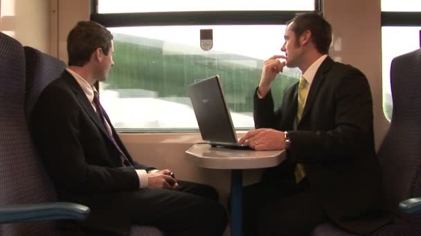 Homme d'affaires travaillant dans un train — Video