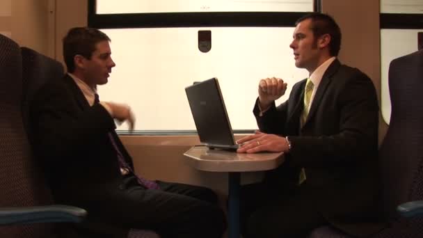 Homme d'affaires travaillant dans un train — Video