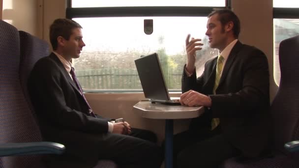 Homme d'affaires travaillant dans un train — Video