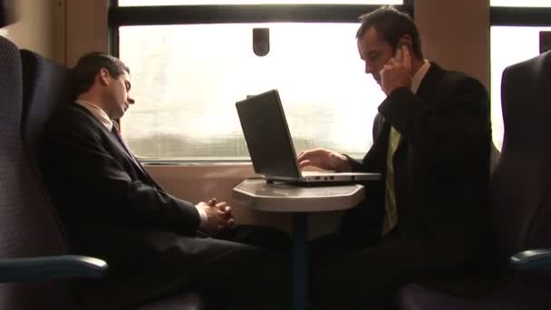 Homme d'affaires travaillant dans un train — Video