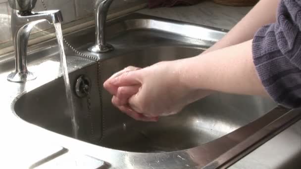 Frau wäscht sich die Hände — Stockvideo