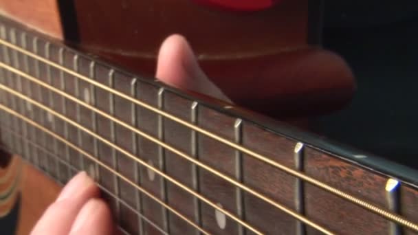 Грати на гітарі — стокове відео