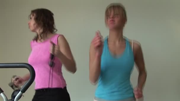 Frauen im Fitnessstudio trainieren — Stockvideo