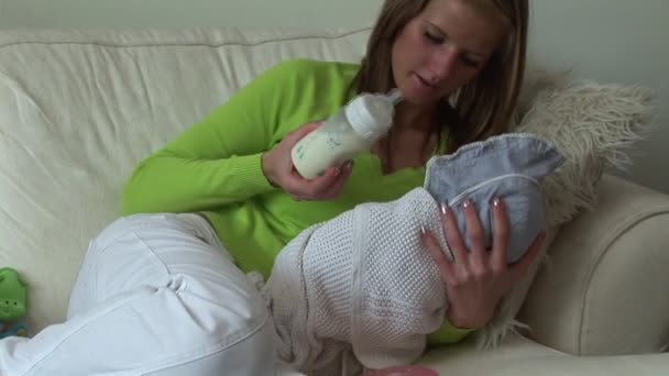 Moeder met pasgeboren baby — Stockvideo