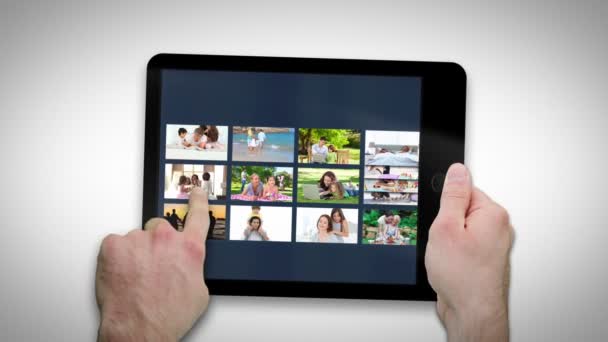 Tablette montrant les familles relaxantes — Video