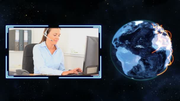 Земля поворачивается рядом с видео, где женщины делают звонки с помощью изображения Земли — стоковое видео